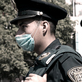 墨西哥的警察也帶起口罩抵抗新流感；圖片來源：Sarihuella