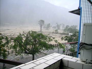 莫拉克颱風來襲的8月9日上午7.49分，深陷堰塞湖洪流中的南仔仙溪南側高灘地；圖片來源：王振南攝
