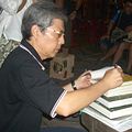 大師果然魅力無窮，會後陳玉峰義賣他的著作，全數捐作玉山旅社重建基金。他預先簽好的書一下就被搶光，臨時蹲在地上繼續簽名，才簽好的書又立刻被搶光。