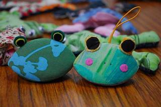 樹蛙布娃娃創作；圖片提供：黃煥彰