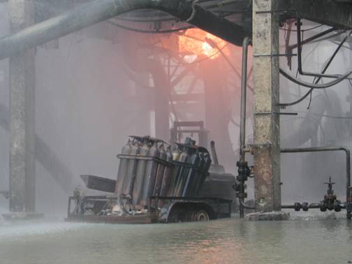 美國德州康福鎮的台塑工廠在2005年10月6日發生爆炸，導致11名工人住院、２名工人嚴重灼傷，上千名居民被緊急疏散；圖片提供：蠻野心足生態協會
