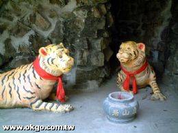 三級古蹟 香火繚繞：虎山巖。照片來源：玩全台灣旅遊網