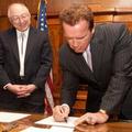 太平洋電力公司主席暨執行長 Greg Abel暨、內政部長、加州州長阿諾與奧勒岡州州長(由左至右)共同簽署拆壩協定。