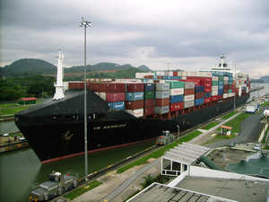滿載貿易商品的貨櫃船正通過巴拿馬運河。圖片來源：wikipedia