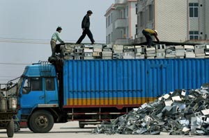 來自全球的電子垃圾從港口運來，再一車車轉載到各地進行拆解。圖片提供：賴芸