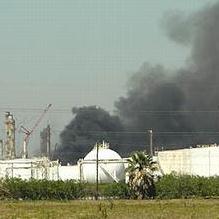 2005年3月英國石油公司煉油廠發生的火災，照片節錄自赫里克(Cowden Herrick)）相本。