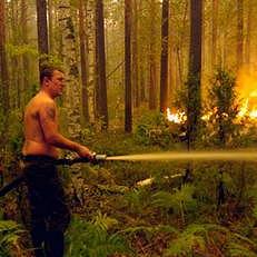 在俄羅斯梁贊地區，消防員只靠著一條水管與大火搏鬥； 圖片節錄自:Mashkine相本。