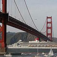 2007年2月，瑪麗皇后2號(Queen Mary 2)由舊金山的金門大橋下通過。圖片節錄自:Sutanto相本。