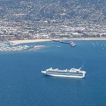 2010年5月，加州聖塔芭芭拉海岸外的藍寶石公主號(Sapphire Princess)遊輪。圖片節錄自:Roger Freedman相本。