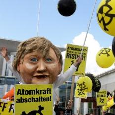 反核人士在柏林抗議德國政府延役核電廠核電廠。圖片節錄自Getty Image相本。