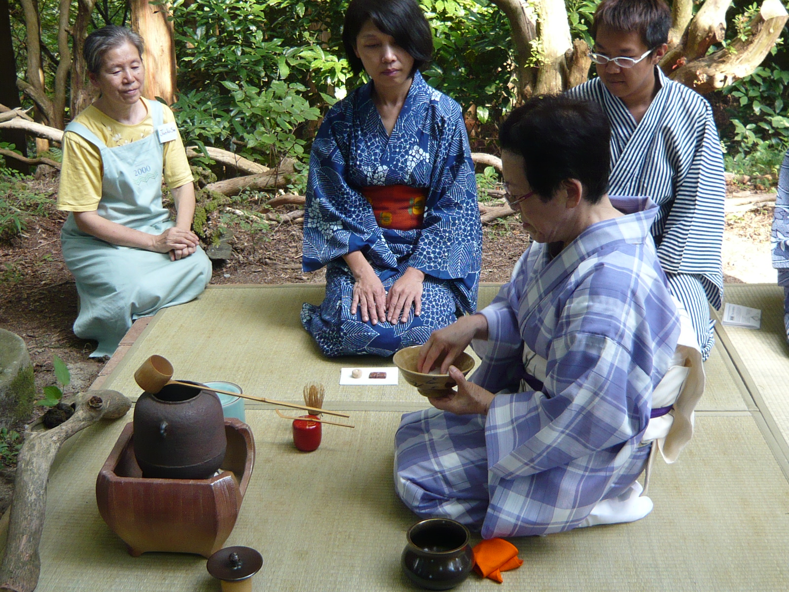 日本神戶六甲山莊工作假期,  志工們坐在剛用勞力完成的平台上, 體驗日本茶道文化