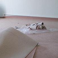 新地毯含有甲苯，苯，苯乙烯，甲醛，丙酮等已知的致癌物質。圖片節錄自：Barbara Mowery相本。 