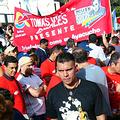 社會論壇開幕遊行有眾多人士高舉旗織和標語支持查維茲總統，引發社會論壇過度政治化之爭議。