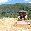 高山農民如同被遺忘的人民，失去政府的協助輔導，種不出更高價的經濟作物。