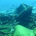 2001年擱淺的「阿瑪斯號」，巨大的鋼板與鐵砂覆蓋於墾丁龍坑珊瑚。（畫面提供：中華民國珊瑚礁學會）