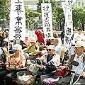 2004年10月15日，20多位行動不便的樂生老人們，在烈日下前往行政院陳情，希望政府繼續保存下樂生療養院。