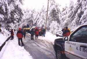 雪季期間的勤務，警察常要勸導遊客不要入山，吃力不討好。(照片來源：太魯閣國家公園警察隊)