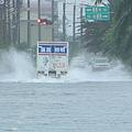 佳里鎮附近的道路淹水，駕駛仍冒險涉水行駛。