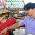 王志民前往魚貨拍賣場看看，碰見老船長和其它漁民討論櫻花蝦的仿冒問題