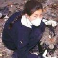 智利兒童協助清理廢棄物。