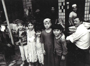 喀什巴札內的維族人(攝影：趙中麒)