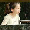 在週三的聯合國大會兒童會議中，玻利維亞的阿麗雅塔（Gabriela Azurduy Arrieta）呈遞兒童論壇的請願書給與會代表。（攝影：蘇珊‧馬其斯，版權歸屬：聯合國兒童基金會）