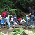 前往二格山自然中心會經過潺潺小溪，吸引遊客駐足。