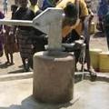 在水資源匱乏的肯亞，淺井流出的水有如杯水車薪（照片來源：KWAHO）