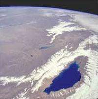 吉爾吉斯最大湖（圖片來源：NASA)