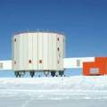 研究人員在南極進行冰河紀錄（圖片來源：EPICA）