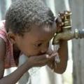世界兒童因缺乏潔淨飲用水而面臨種種疾病威脅（圖片來源：FAO）