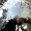 2006.8.29衛星拍攝到的北極冰棚照片，顯示冰棚正在萎縮（圖片來源：ESA）