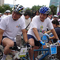帶頭在無車日騎腳踏車，已經成為政府官員的重要演出場合。