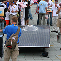 圍觀的民眾參觀太陽能車
