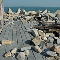 金門漁港旁堤坊景觀便道，颱風中遭到海浪完全沖毀