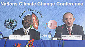奈洛比氣候變遷會議落幕，左為大會主席肯亞自然資源與環境部長齊瓦那，右為《氣候變化框架公約》大會秘書長。（圖片來源：Earth Negotiations Bulletin）