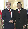 布希和印尼總統尤多約諾簽署協議，共同抵制非法伐木（圖片來源：美國白宮）