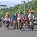 2006年11月18日，300多位高雄市民響應「微笑單車」運動