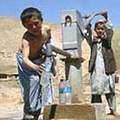 阿富汗孩童在幫浦邊(圖片來源: World Bank)