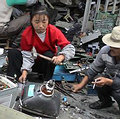中國工作人員正處理電子廢棄物 (圖片來源: Earth Negotiations Bulletin, ENB)