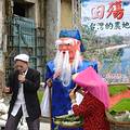 台灣鐵牛隊在現場演出行動劇，反映現在農村的困境。(攝影：林松億)