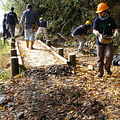 霞喀羅步道工作假期，志工參與步道整修。