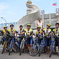 2003年暑假，蘭嶼中學教師趙君偉帶著學生騎單車環台旅行，在苑裡車站前駐足流影。（照片提供：趙君偉）