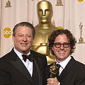高爾與《不願面對的真相》導演古根漢共同領取奧斯卡最佳紀錄片獎（圖片來源： AMPAS）