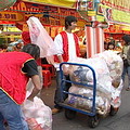 台北燈節的民藝街上製造的垃圾