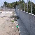 2007年03月02日發現該土地所築的水泥牆高約2公尺。如果2公尺的深度都用來傾倒回填廢棄物，廢棄物的數量驚人。(照片提供：阿凱)