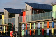 活潑多樣化的社區商業空間，南向屋頂採用大面積的太陽能光電板來產生再生能源，減少對於石化能源的依賴。
