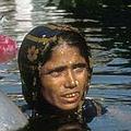 孟加拉婦女在淹水區域的污水中行走（圖片來源：Greenpeace UK）