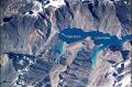 位於中亞的薩雷茲湖，若發生強烈地震，這個天然水壩可能將遭破壞(照片來源:NASA)