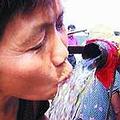 一位婦女正享用珍貴的水資源(照片來源:State Environmental Protection Agency)